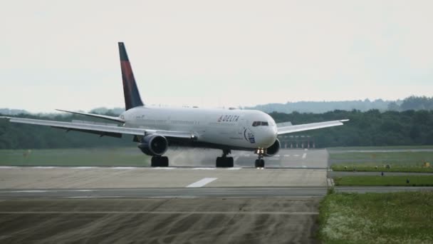 Boeing 767-432-Er του δέλτα γραμμές αέρα προσγειώθηκε — Αρχείο Βίντεο