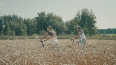 Buğday alanında kadınlar bisiklet sürmek