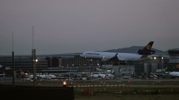 汉莎航空公司货物麦克唐纳道格拉斯 Md-11 接近日出 — 图库视频影像