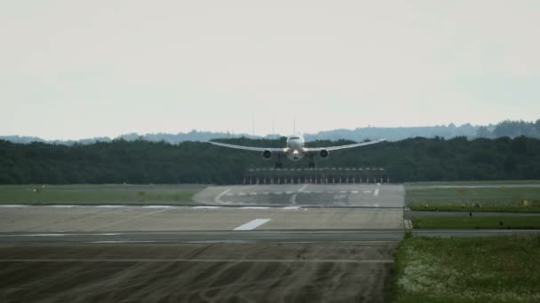 Avión comercial aterrizando en el aeropuerto — Vídeo de stock