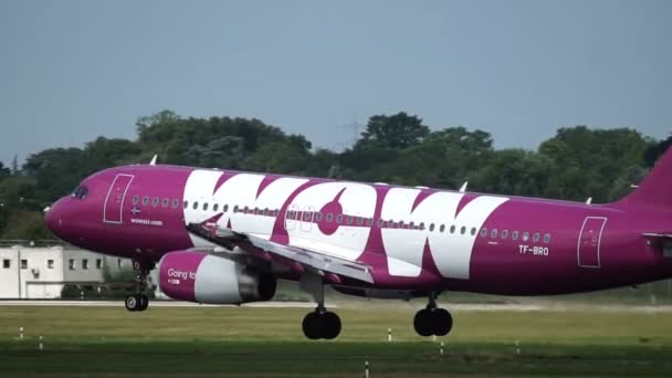 Airbus A320-232 του Wow air προσγείωση στο αεροδρόμιο του Ντίσελντορφ — Αρχείο Βίντεο