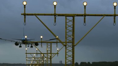 Gövdeli ticari uçak havaalanına yaklaşırken