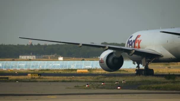 Boing 777-fht Fedex Abzweigung zum Flughafen-Terminal — Stockvideo