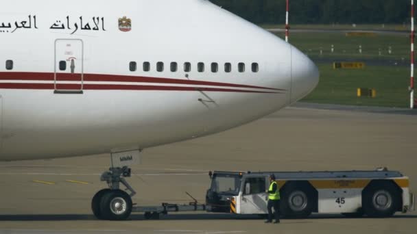 Closeup závěsu traktoru tlačit Boeing 747 UAE — Stock video