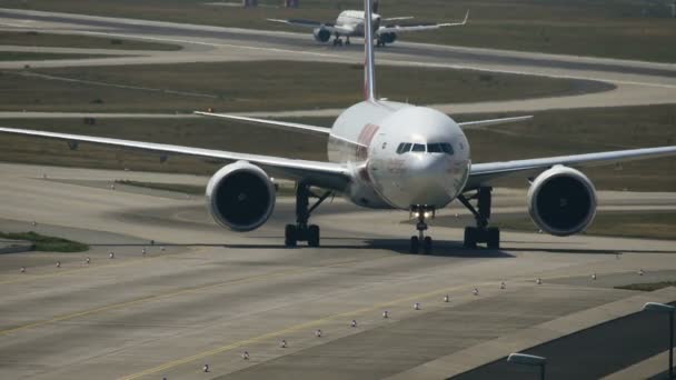 Boeing 777 dari maskapai TAM melakukan taksi di bandara Frankfurt am Main — Stok Video