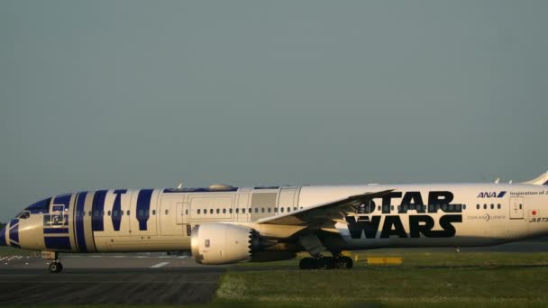 Boeing 787-9 Dreamliner Star Wars R2-D2 livrea in rullaggio — Video Stock