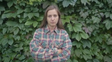 Ciddi bir genç kadının portresi.