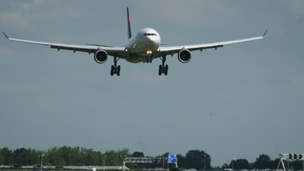 Airbus A330 Delta Air lądowania w Schiphol airport — Wideo stockowe