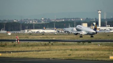 Frankfurt Havaalanı'na yaklaşırken Lufthansa Havayolları uçak