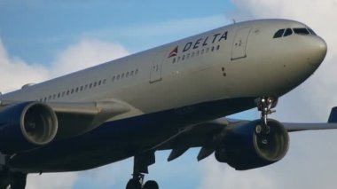 Airbus A330 Delta Hava yaklaşmakta olan portre