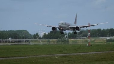 Boeing 777 Schiphol Havaalanı üzerinde açılış Katar kargo