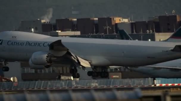 Cathay Pacific Cargo Boeing 747 lądowania na wschód słońca — Wideo stockowe