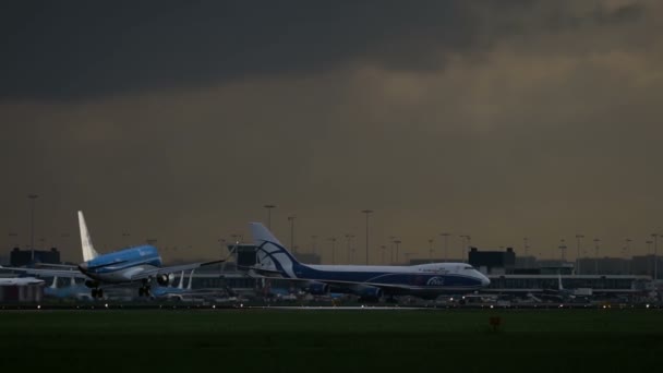 Gün batımında Schiphol Havalimanı'na yaklaşırken Klm havayolları uçak — Stok video