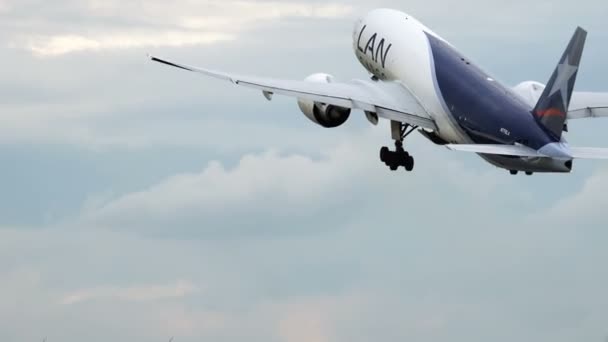 Boeing 777-F16 av Latam Last start — Stockvideo