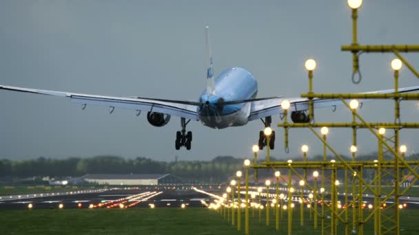 KLM Boeing 777 приближается к аэропорту вечером — стоковое видео