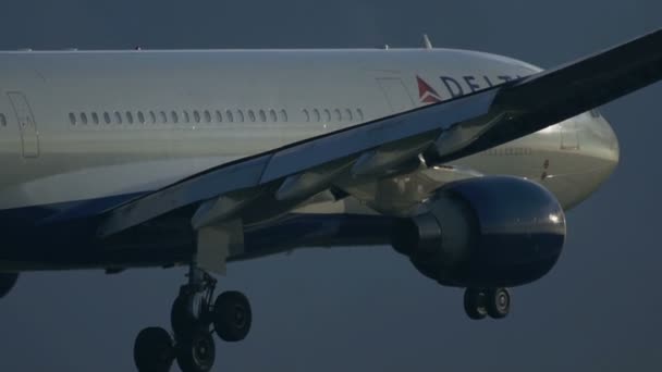 Closeup of approaching Airbus A330 of Delta Air — Stock Video