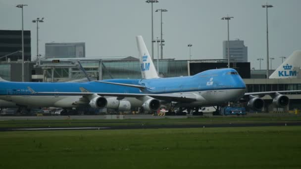 Trator de reboque empurra Boeing 747 da KLM — Vídeo de Stock