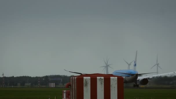 Boeing 777 da KLM acelera e decola — Vídeo de Stock