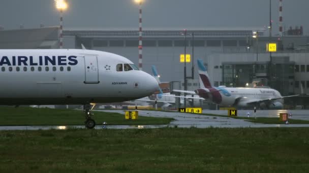 Airbus A321 da Turkish Airlines taxiing — Vídeo de Stock