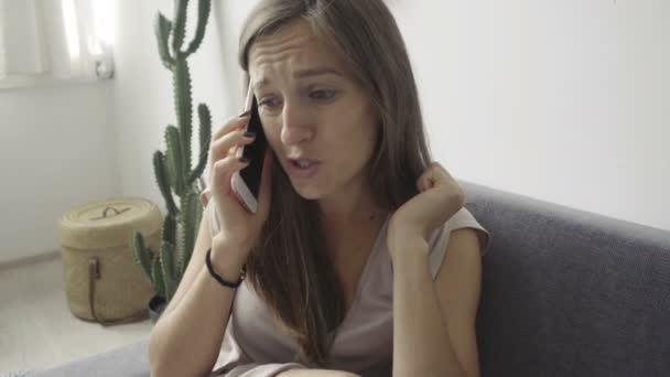 Chica frustrada hablando por teléfono — Vídeo de stock
