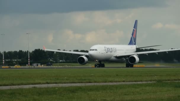 Airbus A330 компании Onur Air взлетает — стоковое видео