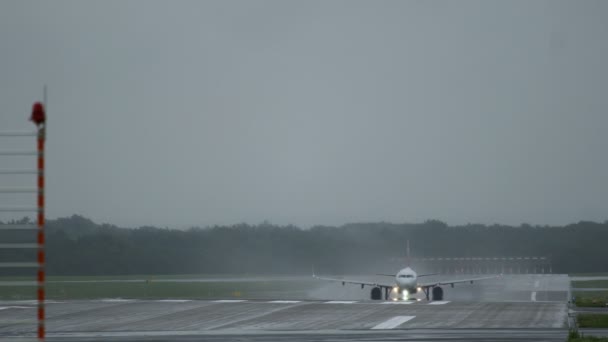 エア ・ ベルリンのエアバス A320 が濡れた滑走路から離陸します。 — ストック動画