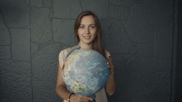 Mulher gira o globo — Vídeo de Stock