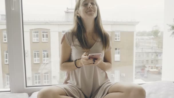Urocza brunetka SMS-y na jej telefon — Wideo stockowe
