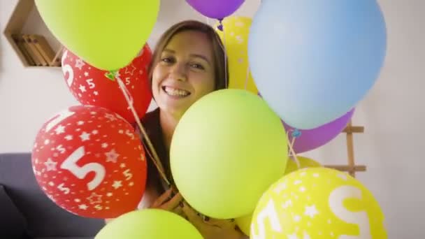 Bella ragazza con palloncini — Video Stock