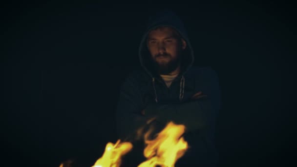 Mannen är uppvärmningen nära eld fat — Stockvideo