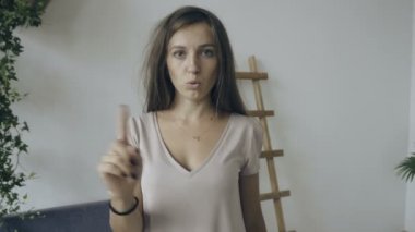 Genç kadın parmağını dalgalar ve der ki:-Hayır-