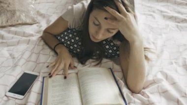 Esmer yatakta yatıyordu ve okuma