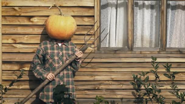Pumpkinhead person with pitchfork — Stock Video