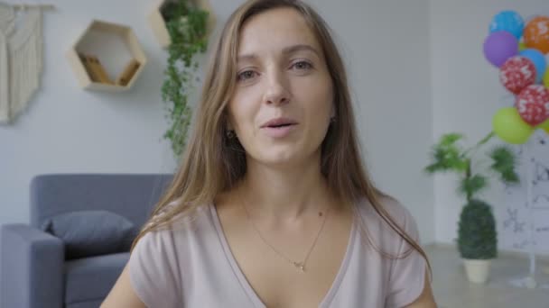 Молодая Девушка Включите Веб Камеру Представить Свою Комнату Собеседнику Чате — стоковое видео