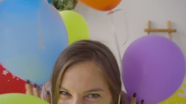 Mooi meisje met ballonnen — Stockvideo