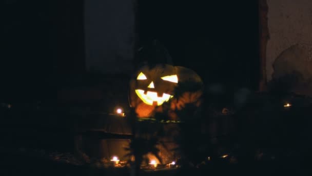 Calabaza de Halloween con linterna y velas — Vídeo de stock