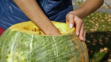 Kadın temizlik Cadılar Bayramı Balkabağı.