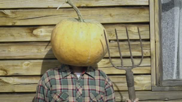 Pumpkinhead persoon met pitchfork — Stockvideo