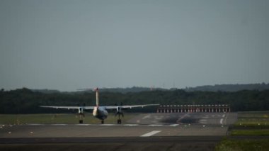 İkiz motor turboprop uçağın kalkış