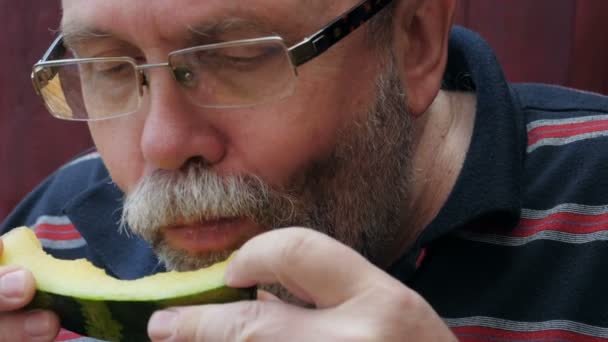 Starší muž s plátkem melounu — Stock video