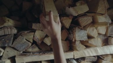 Kadını kabul ham alışveriş odun bir woodpile.