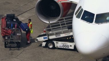 Bagaj işleyicileri Bagaj yüklemek hazır