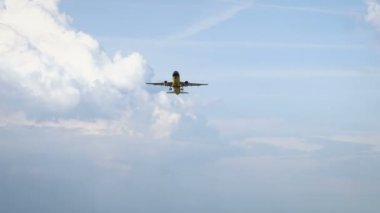 Airbus A320 Borussia Dortmund üniforma yüksekten uçuyor