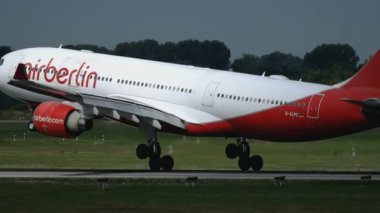 Airberlin havayolları yaklaşan Airbus A330 yavaş çekim