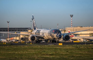 Düsseldorf, Almanya - 22 Temmuz 2017: Boeing 787-9 tüm Nippon Airways (Star Wars R2D2 üniforma) Dreamliner Ja873a kalkış Düsseldorf Uluslararası Havaalanı olacak