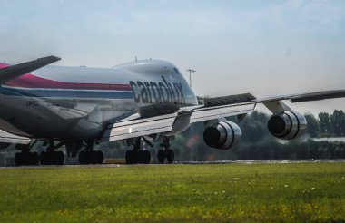 Amsterdam, Hollanda - 25 Temmuz 2017: arkadan görünüm Boeing 747 Lx-Tcv Cargolux Airlines binmek indikten hemen sonra piste. Schiphol Havaalanı.
