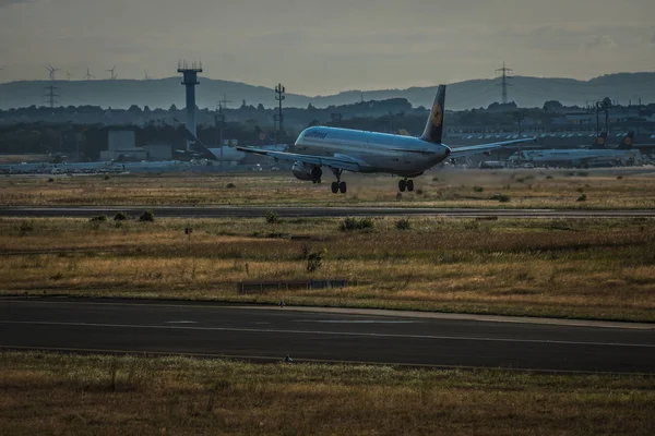 Frankfurt Am Main, Almanya - 19 Temmuz 2017: Airbus A320, Frankfurt am Main havaalanına iniş Lufthansa, arkadan görünüş