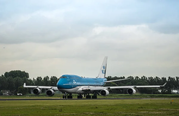 스키폴 암스테르담 공항에서 활주로에 택시로 Klm 747 — 스톡 사진