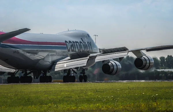 Amsterdam, Hollanda - 25 Temmuz 2017: arkadan görünüm Boeing 747 Lx-Tcv Cargolux Airlines binmek indikten hemen sonra piste. Schiphol Havaalanı.