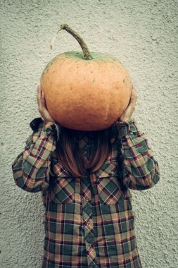Kişi başına kabak giymek. Kabak kafa üzerinde tutarak ve beyaz duvara poz. Hallowen Scarry kavramı